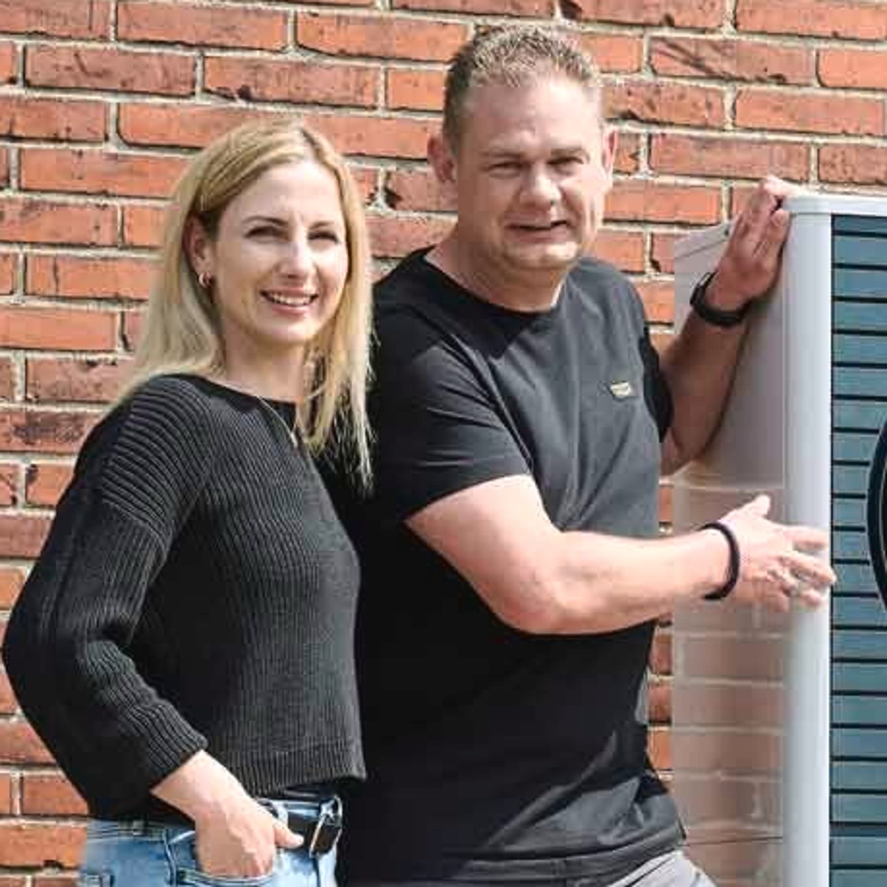 Tanja und Stephan Klee neben Ihrer neuen Wärmepumpe