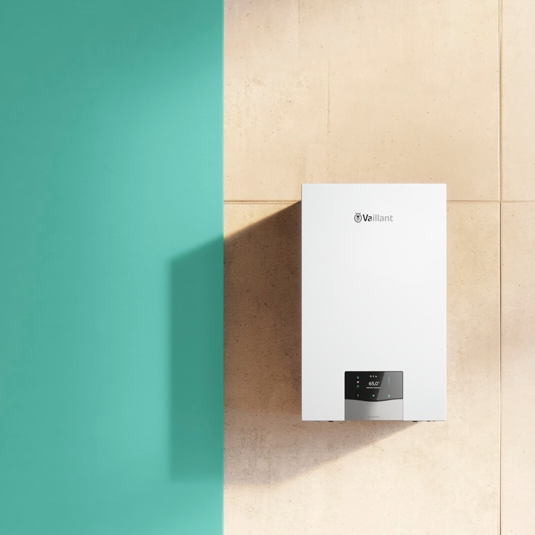 Gas-Brennwertgerät ecoTEC plus auf Betonwand rechts neben einer grünen Wand