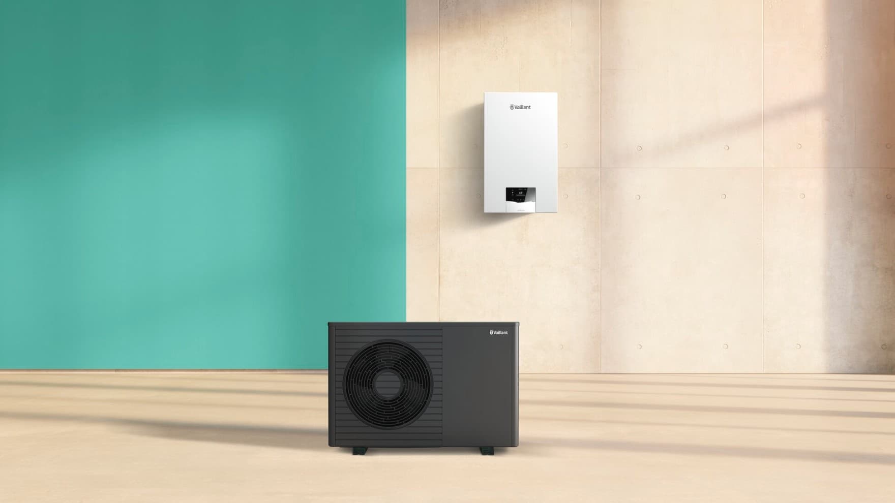 Wärmepumpe aroTHERM plus und Gas-Brennwertgerät ecoTEC in Scene vor Betonwand mit grünem Hintergrund