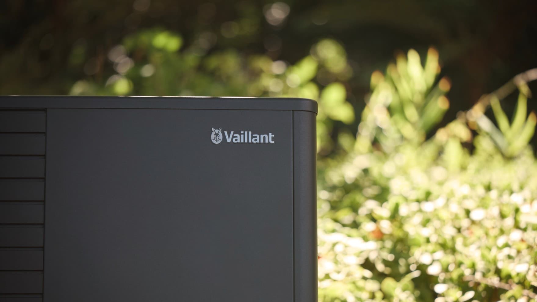 Nahaufnahme Wärmepumpe aroTHERM plus im Garten