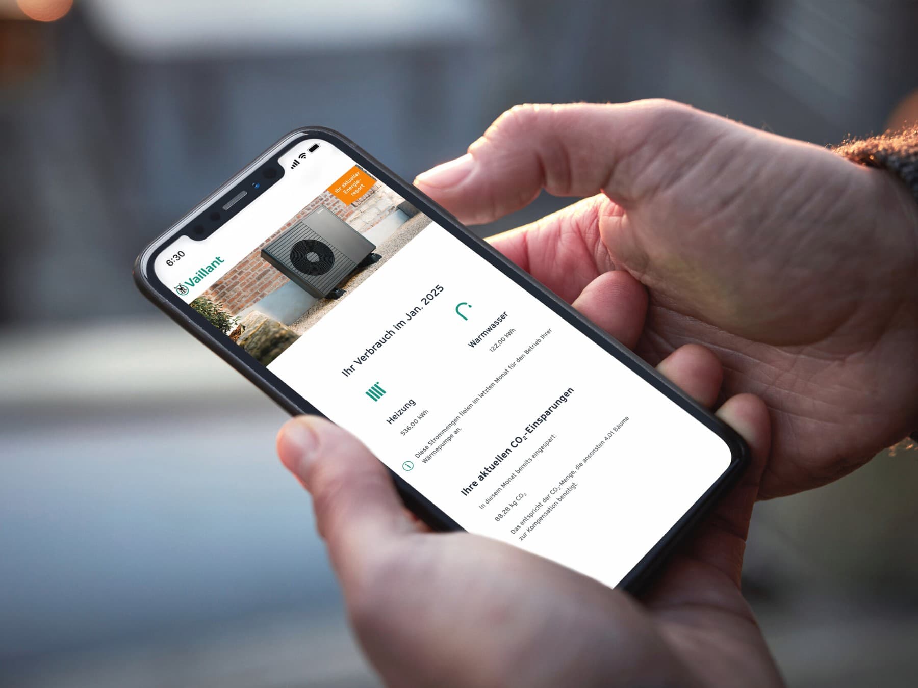 iPhone mit Screen der OptimierungPLUS Anwendung