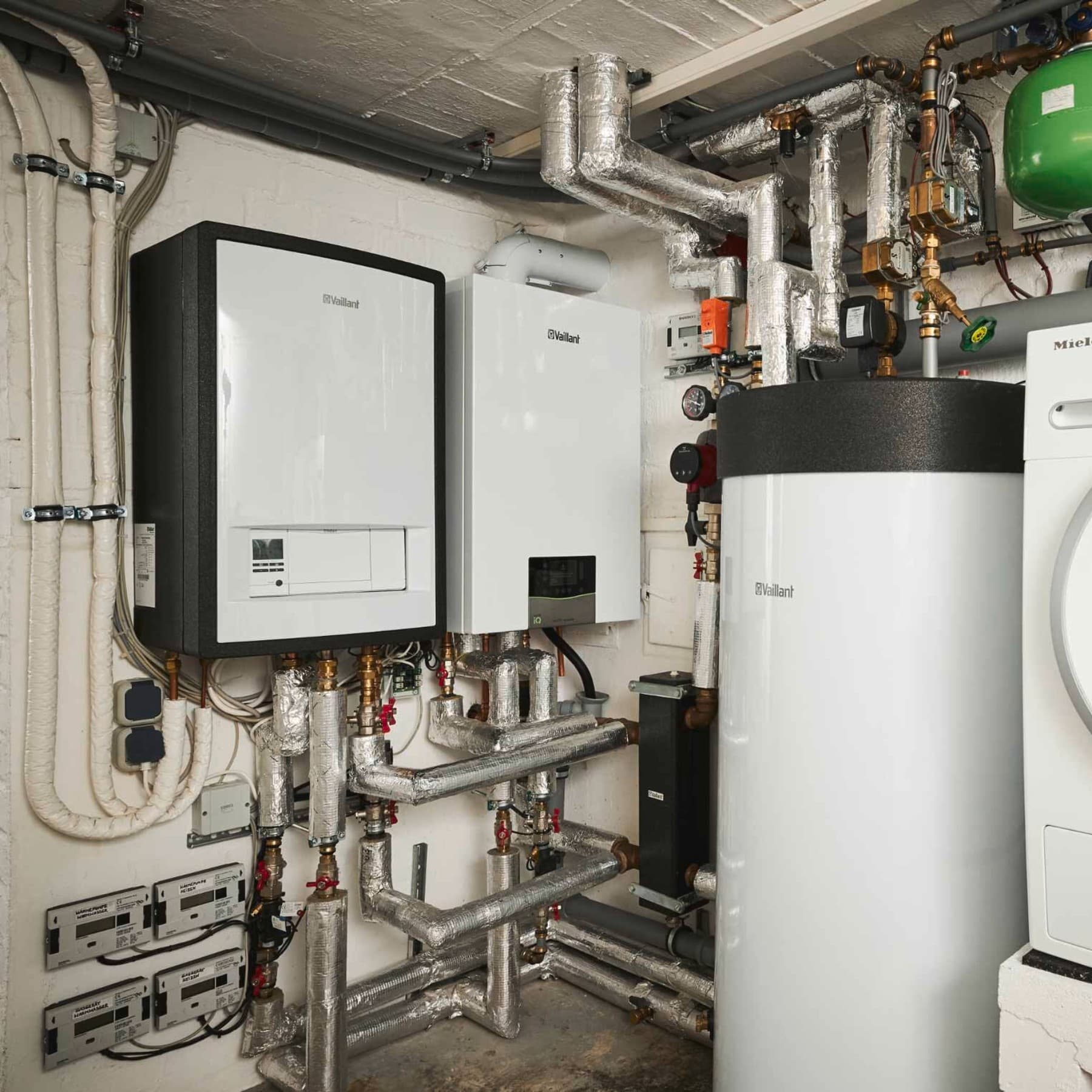Hybridsystem bestehend aus Gas-Brennwertgerät, Hydraulikstation und Speicher in einem Kellerraum