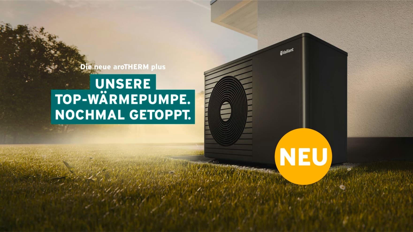 Wärmepumpe aroTHERM plus in schwargrau mit einem "NEU" Siegel