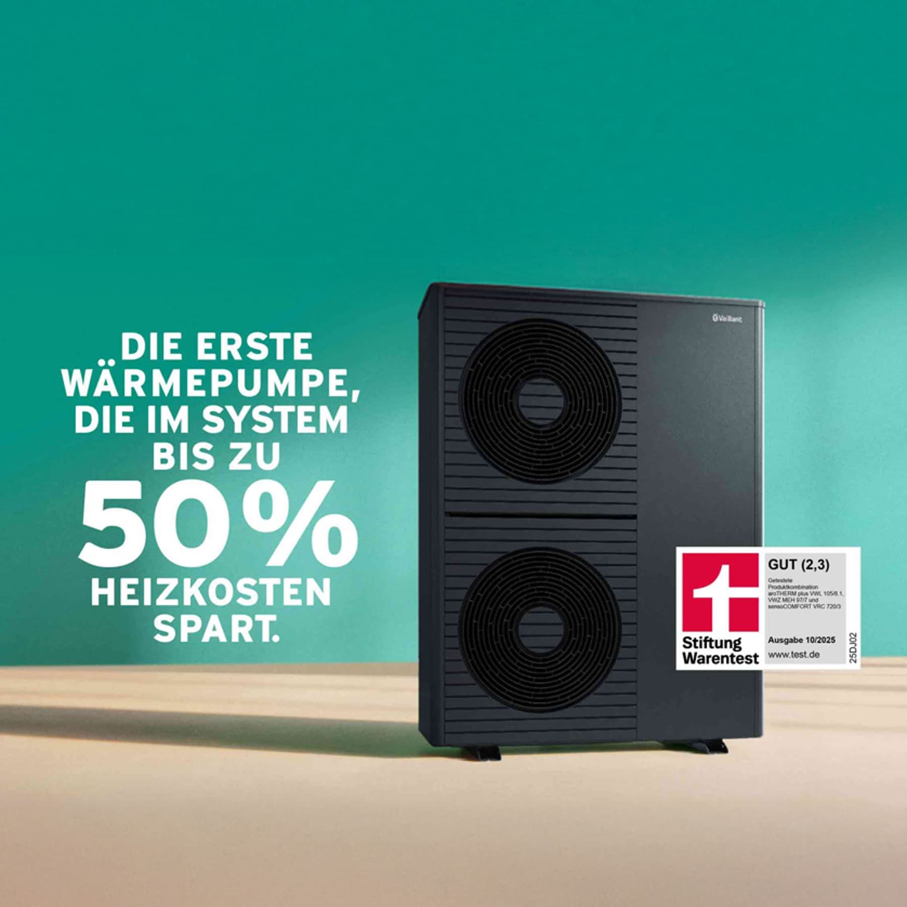 Wärmepumpe aroTHERM plus im Garten vor einer weißen Hauswand. Im Hintergrund sind Bäume und ein Sonnenaufgang zu sehen.